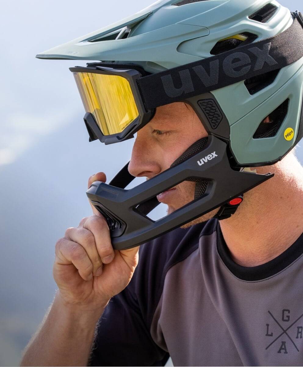 UVEX helma REVOLT ALL BLACK (S4100620100)