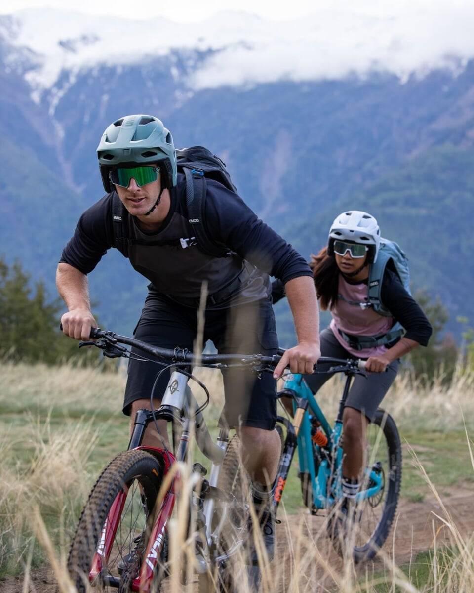 UVEX helma REVOLT ALL BLACK (S4100620100)