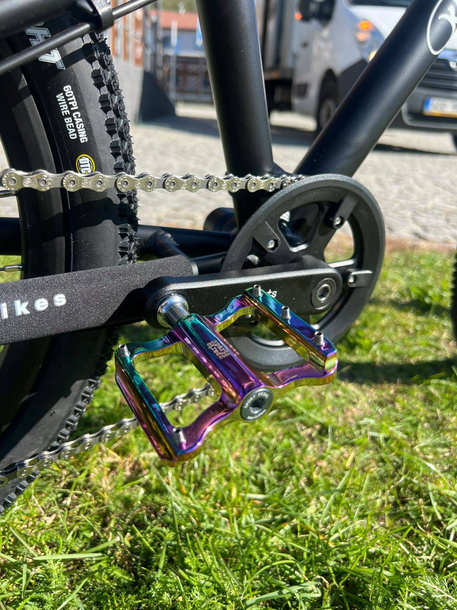 KUBIKES dětské kolo 20S MTB Disc Black - laser rainbow