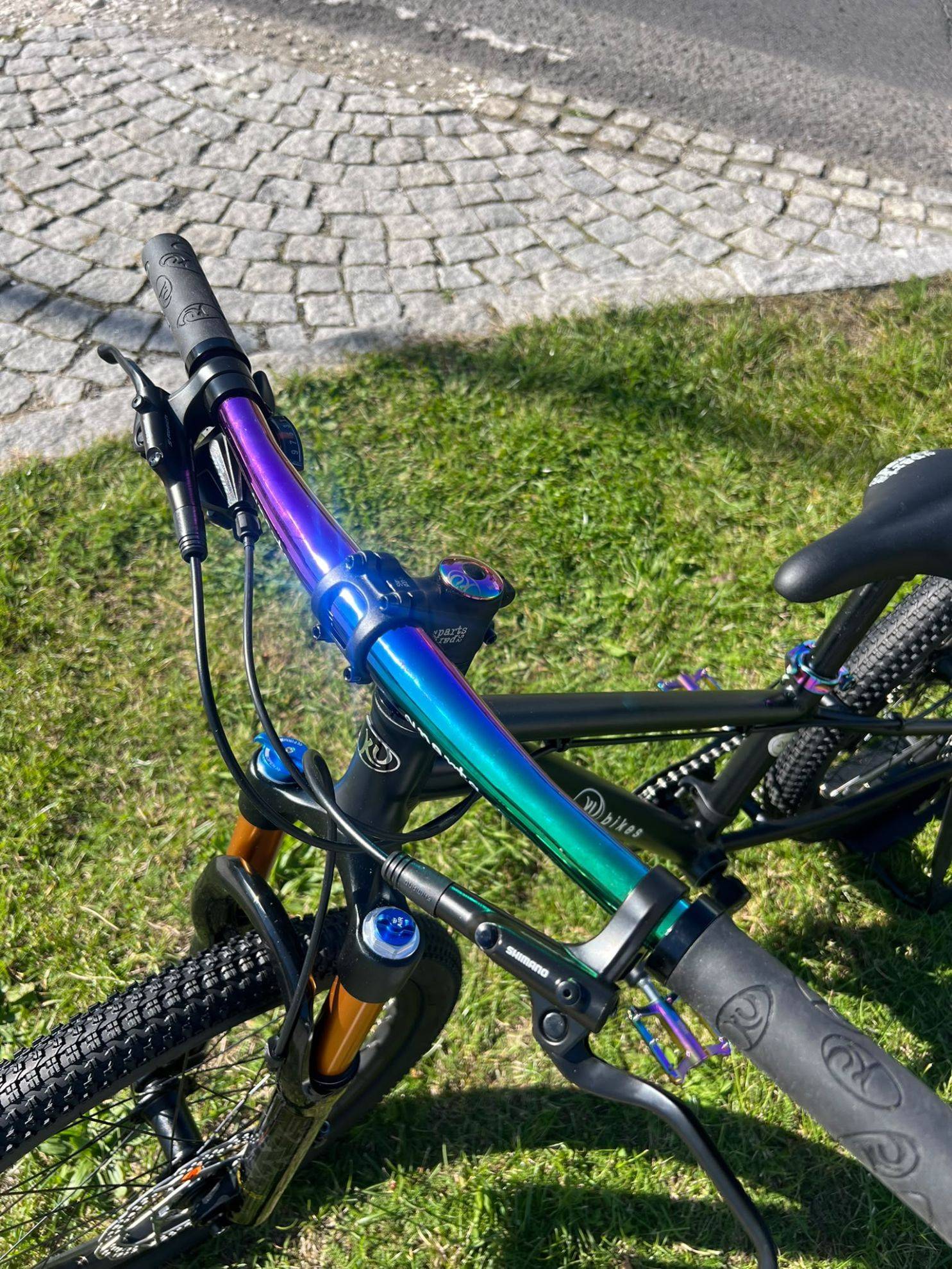KUBIKES dětské kolo 20S MTB Disc Black - laser rainbow