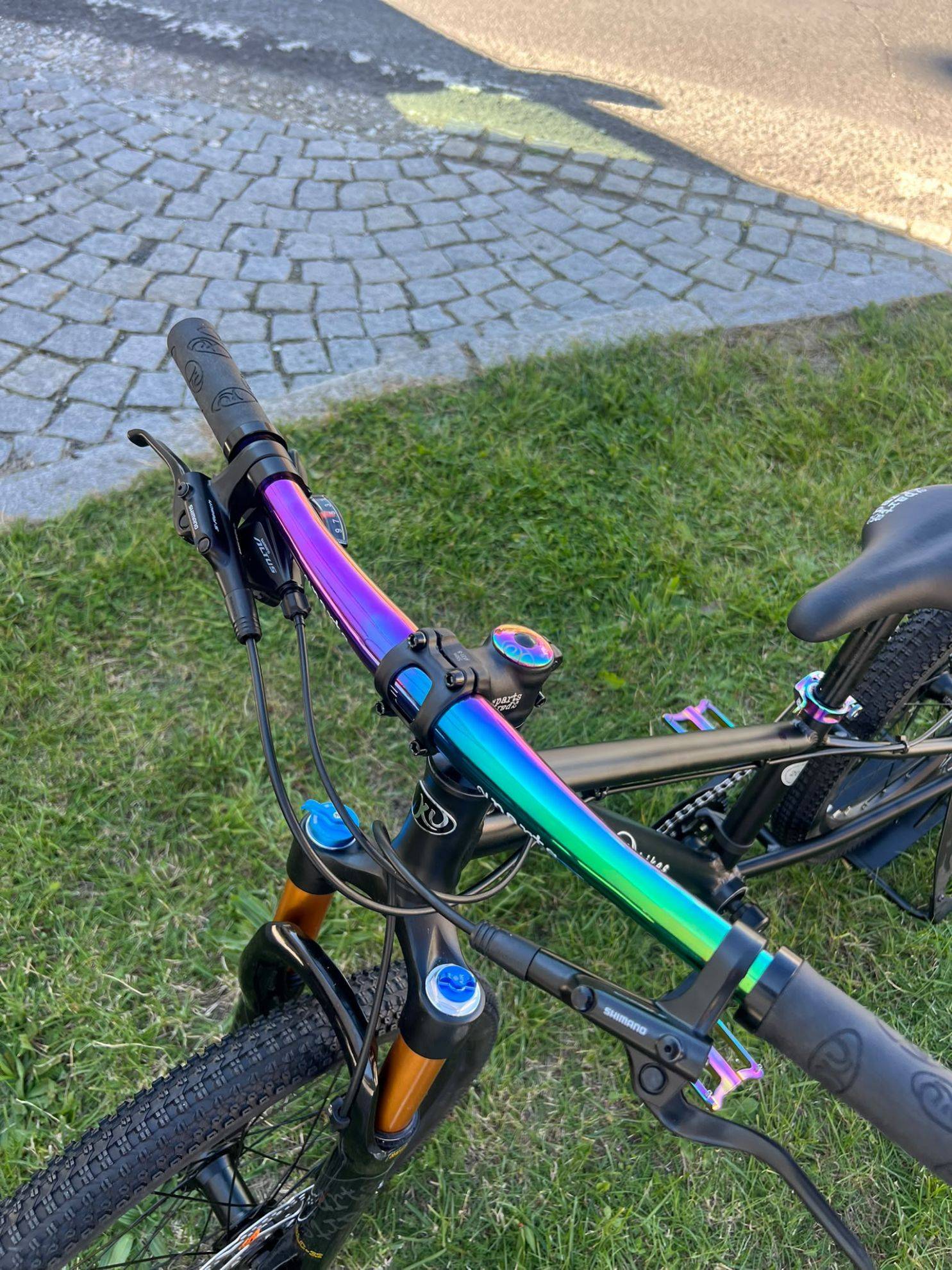 KUBIKES dětské kolo 20S MTB Disc Black - laser rainbow
